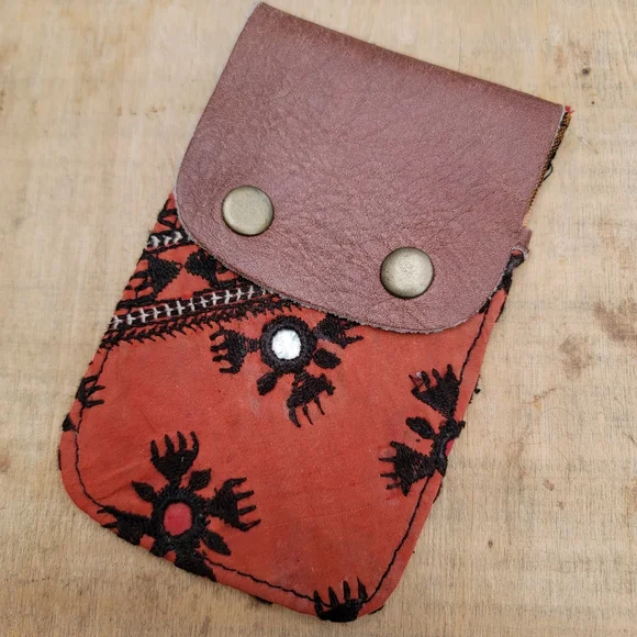🔮🎱 Free People Boho Embroidered Repurposed vtg banjara hippie Wallet card case - Picture 13 of 16